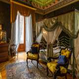 Visitiamo ora la camera da letto padronale, occupata da un massiccio letto a baldacchino, mobili in legno massello...